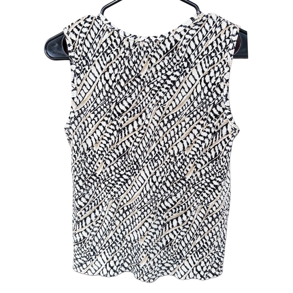 Plissé Black & White Textured Sleeveless Tank - Picture 4 of 5